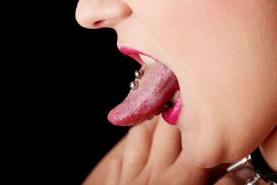 Zungenpiercing-Schmerzen: der optimale Umgang - Zungenpiercing – Schmerzen beim Stechen und die Heilung